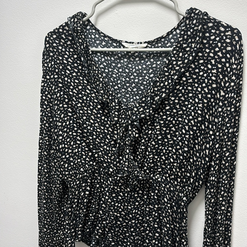 Black/ Tan long sleeve v neck blouse